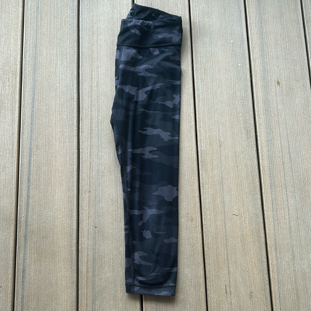 Cammo print, amazing quality, good for exercise, athletics, ect. And Ankle cut.